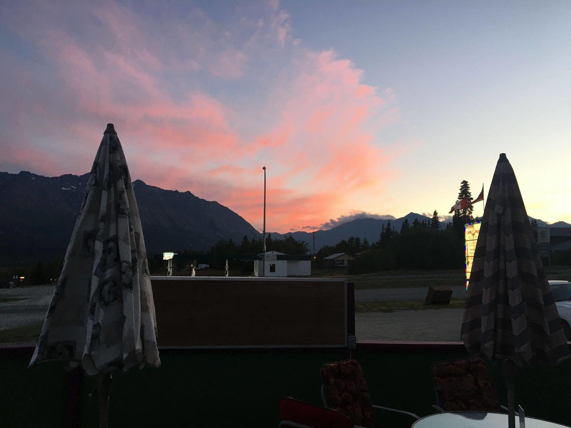 Kluane Park Inn เฮนส์จังก์ชัน ภายนอก รูปภาพ